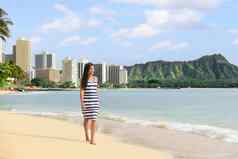 威基基海滩海滩夏威夷旅行旅游女人放松走沙子日落著名的海滩拉伸火奴鲁鲁夏天假期目的地瓦胡岛夏威夷美国