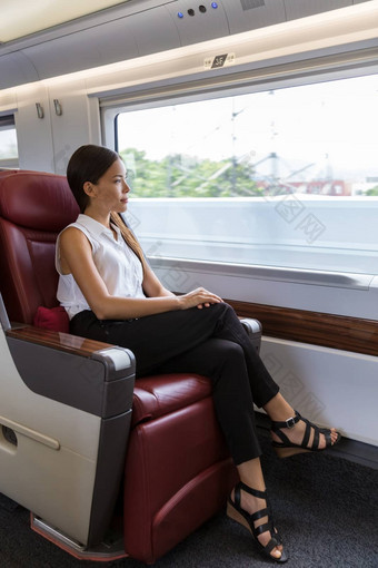 业务类火车亚洲夫人享受视图火车上下班女人享受视图早....上下班女商人放松窗口旅行运输