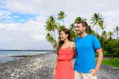 夏威夷夫妇享受海滩假期视图海洋黑色的沙子火山海滩大岛夏威夷夏威夷旅行假期