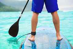 桨董事会男人。单口paddleboard海洋运动员paddleboarding冲浪董事会夏威夷海滩旅行特写镜头腿站董事会