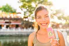 亚洲旅游女人吃冰奶油流行坚持北京城市中国亚洲夏天旅行假期健康的美食家女孩吃冻水果零食houhai湖受欢迎的旅游目的地