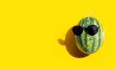 西瓜太阳镜黄色的背景享受夏天