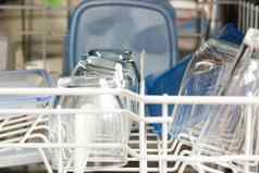 开放洗碗机脏陶器