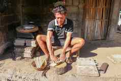男人。工作竹子车间使竹子吸管巴厘岛印尼生态生产可回收的产品前面视图工人使竹子吸管