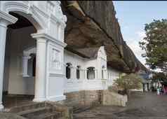 白色外墙提供访问丹布勒洞穴寺庙