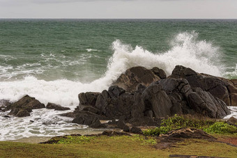愤怒的波崩溃岩石海岸夏天风暴