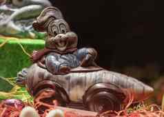巧克力复活节兔子开车胡萝卜形状的车