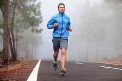 健康的运行跑步者男人。锻炼