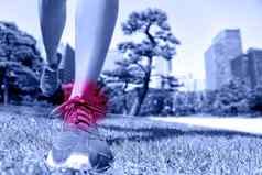 体育受伤跑步者脚脚踝疼痛