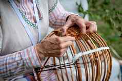 女人国家服装使当地的柳条篮子传统的手工艺品概念拉脱维亚
