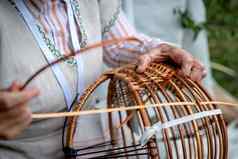 女人国家服装使当地的柳条篮子传统的手工艺品概念拉脱维亚图像
