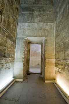 门口内部古老的埃及寺庙