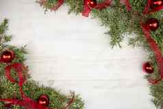 平躺圣诞节复制空间松分支机构红色的透明硬纱丝带红色的圣诞节装饰物光木背景