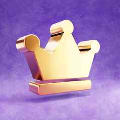 皇冠图标黄金光滑的皇冠象征孤立的紫罗兰色的天鹅绒背景