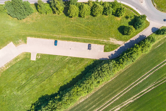 空中视图小停车很多擦拭行灌木树前面边缘耕地土地