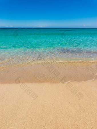 绿<strong>松石</strong>蓝色的海水波沙子海滩阳光明媚的蓝色的天空背景