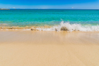 绿<strong>松石</strong>蓝色的海水波沙子海滩阳光明媚的蓝色的天空
