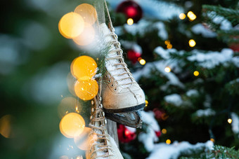 <strong>首页</strong>装饰圣诞节装饰一对溜冰<strong>鞋</strong>挂散焦圣诞节树背景