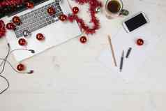 工作圣诞节假期平躺光木表格开放铝移动PC红色的装饰红色的装饰物圣诞节杯茶智能手机块笔记铅笔笔块请注意