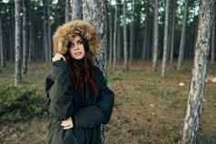 女人温暖的夹克罩树背景森林新鲜的空气
