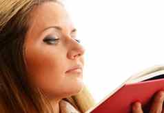 年轻的女人阅读书女学生学习