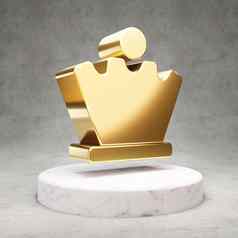 国际象棋女王图标闪亮的金国际象棋女王象征白色大理石讲台上