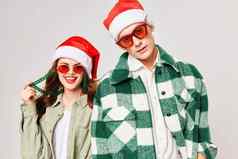 可爱的年轻的夫妇穿黑色的眼镜时尚一年衣服工作室圣诞节假期
