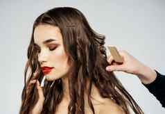 美丽的女人波浪头发光背景理发师发型模型
