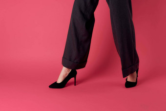 女腿黑色的鞋子魅力奢侈品粉红色的<strong>背景</strong>裁剪视图