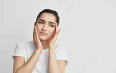 女人持有脸头疼偏头痛健康问题