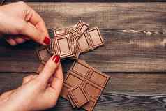巧克力多维数据集合理的表格甜点美味糕点