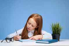 红发女孩家庭作业表格学校主题教育