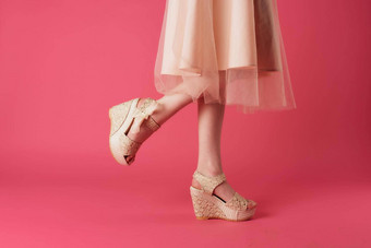 女脚有吸引力的时尚优雅的风格粉红色的背景