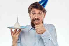 快乐的家伙生日蛋糕白色背景紧凑的企业聚会，派对裁剪胡子视图