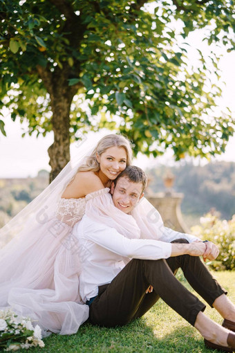 婚礼弗洛伦斯意大利villa-winery婚礼夫妇坐着草花园树新娘拥抱新郎