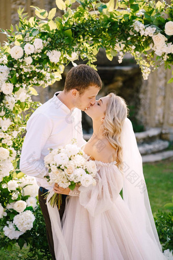 婚礼夫妇吻婚礼酒庄别墅托斯卡纳意大利轮婚礼拱装饰白色花绿色植物前面古老的意大利体系结构