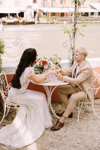 新娘新郎坐着表银行大运河持有手威尼斯意大利浪漫的的地方地球等待浪漫的晚餐