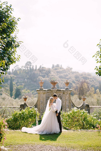 新娘新郎走公园婚礼酒庄别墅托斯卡纳意大利轮婚礼拱装饰白色花绿色植物前面古老的意大利体系结构