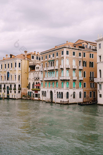 贡多拉游客航<strong>行大运</strong>河在外墙威尼斯房子站水威尼斯意大利