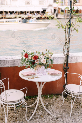 白色表格椅子餐厅银<strong>行大运</strong>河威尼斯意大利表格大花束玫瑰叶子桉树眼镜盘子餐具