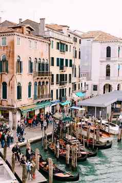 威尼斯意大利10月贡多拉码头里亚尔托桥桥威尼斯意大利欧洲游客走纪念品商店站行之旅贡多拉