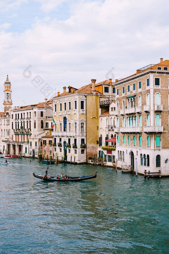 贡多拉游客航行大运河在外墙威尼斯房子站水威尼斯意大利