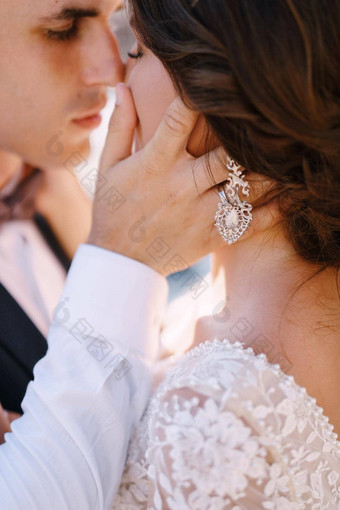 特写镜头婚礼夫妇接吻新郎中风新娘的手脸颊艺术婚礼照片黑山共和国Perast