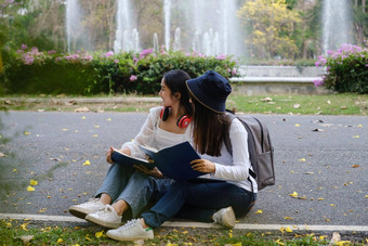 学生坐着大学阅读书沟通研究教育大学大学研究生概念