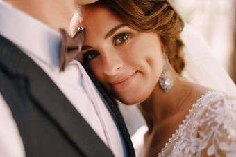 特写镜头肖像新娘相机铺设头马夫的胸部美丽的婚礼夫妇艺术<strong>婚礼照片</strong>黑山共和国Perast