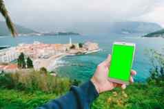 男人的手持有智能手机空白屏幕左小镇布德瓦黑山共和国