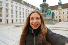 快乐快乐的女人维也纳冬天时间旅行欧洲女孩肖像霍夫堡宫院子里维也纳奥地利