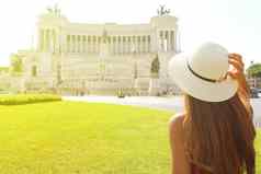 旅行罗马回来视图美丽的女孩参观威尼斯广场著名的具有里程碑意义的罗马夏天假期意大利