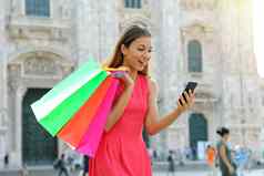购物者女人购物智能手机商业广场