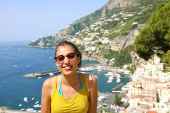 年轻的微笑女人太阳镜阿村背景图片女旅游夏天假期南部意大利